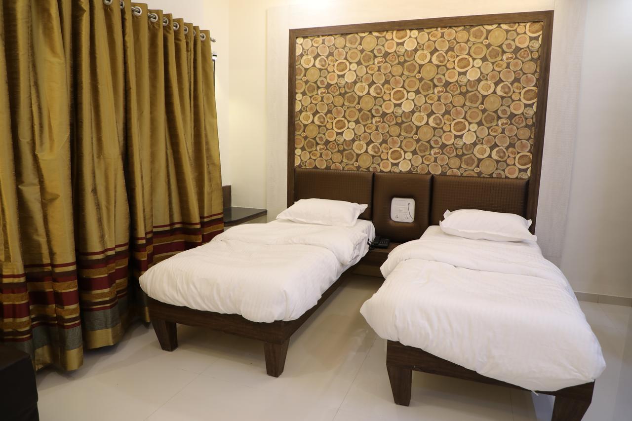 Hotel Pushpak Park Osmanabad Екстериор снимка