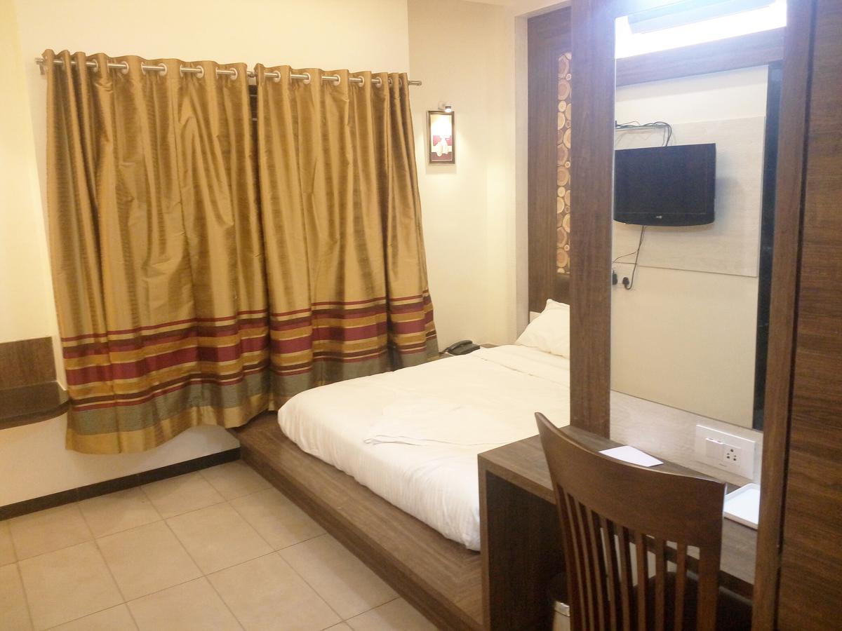 Hotel Pushpak Park Osmanabad Екстериор снимка