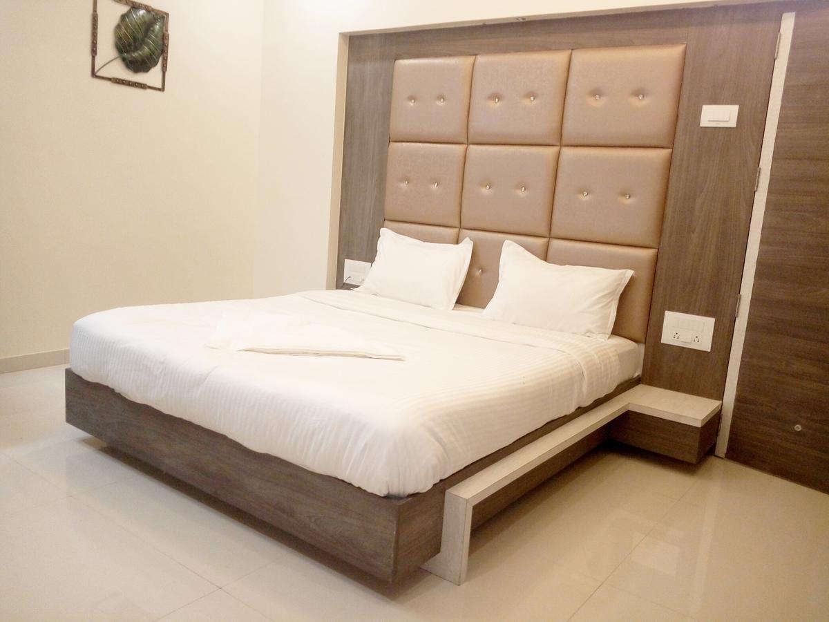 Hotel Pushpak Park Osmanabad Екстериор снимка